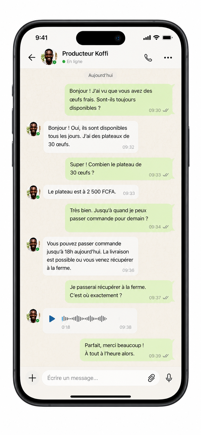 Producteur local souriant dans son environnement agricole